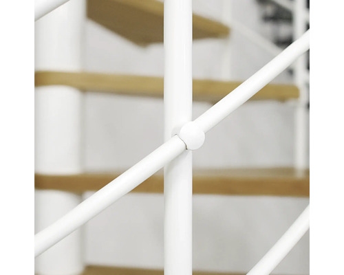 Prim-plan cu o scară spiralată cu balustradă metalică albă și trepte din lemn
