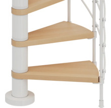 Prim-plan cu o scară spiralată cu trepte din lemn și balustradă albă