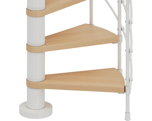 Prim-plan cu o scară spiralată cu trepte din lemn și balustradă albă