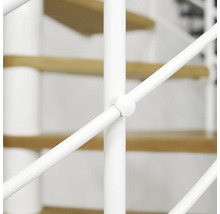 Detalii ale unei scări în spirală cu balustradă din oțel și trepte din lemn