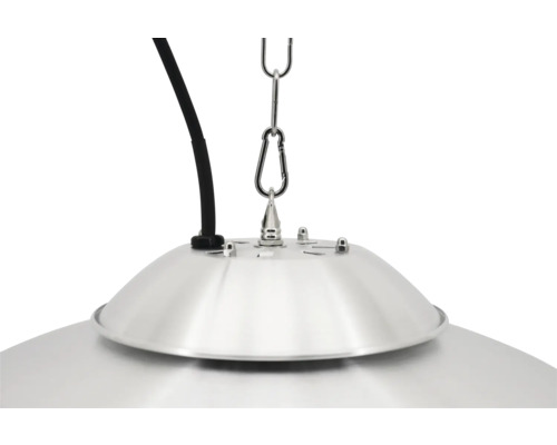 Prim-plan cu lampă suspendată cu lanț