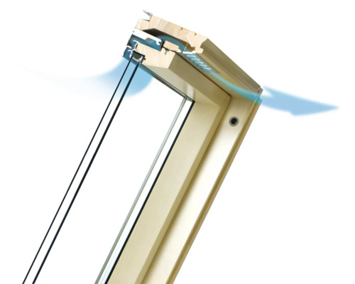 Fereastră de mansardă din lemn cu sistem de ventilație