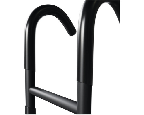 Prim-plan cu o scară de piscină neagră