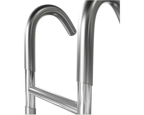 Detaliu al unei scări de piscină metalice