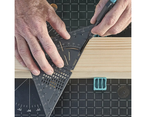 Utilizator cu raportor pentru marcarea lemnului