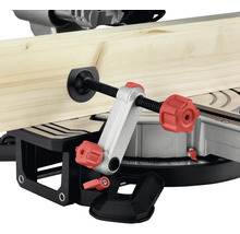 Piesă de prelucrat din lemn fixată într-un fierăstrău de tăiat în unghi