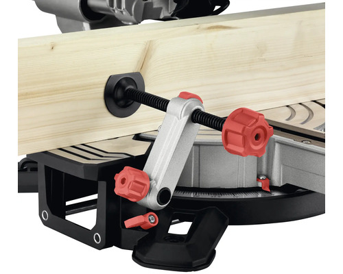 Strângere piesa de lucru pe un ferăstrău circular cu lemn