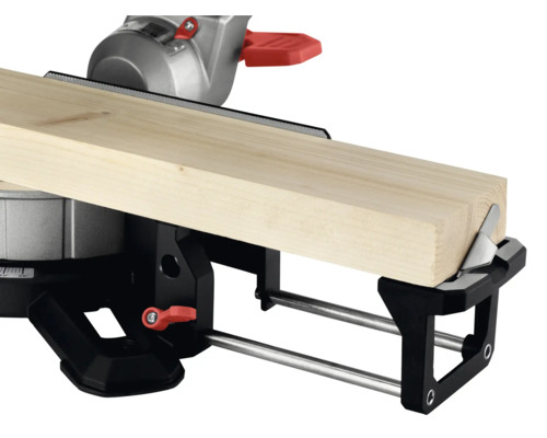 Fierăstrău circular cu piesa de lucru din lemn.