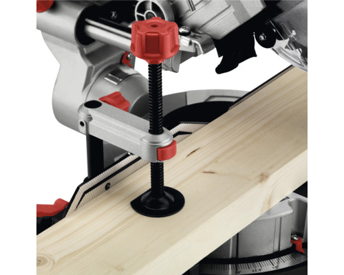 Fierăstrău circular cu piesă de lucru din lemn și menghină cu șurub