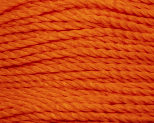 Prim-plan cu sfoară sau funie portocalie