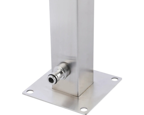 Imagine detaliată cu un duș de grădină din oțel inoxidabil cu robinet de apă