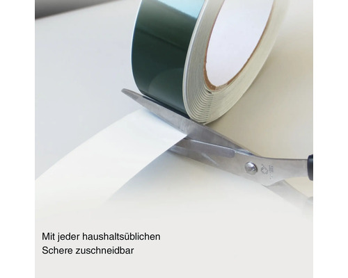 Rola de bandă de etanșare este tăiată cu foarfeca