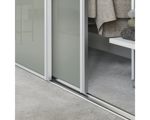 Prim-plan al unui dulap cu uși glisante, cu uși glisante