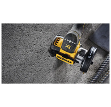Polizor de metal cu acumulator Dewalt pe podea de beton