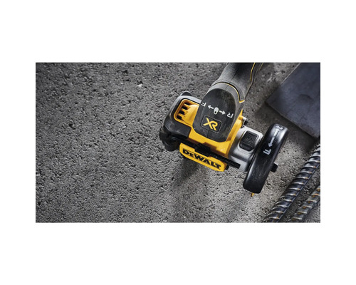 Polizor de metal cu acumulator Dewalt pe podea de beton
