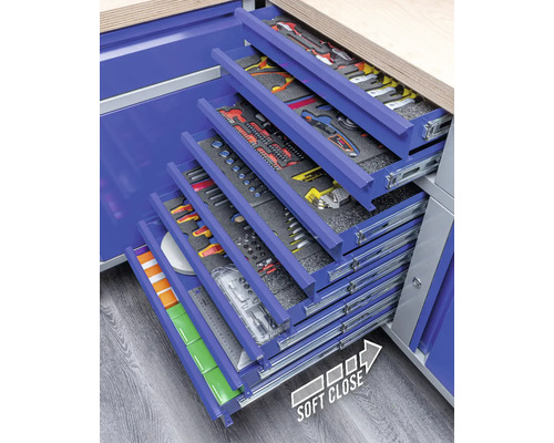 Cărucior de scule cu sertare umplute cu scule în inserții de spumă