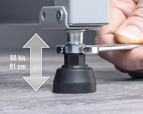 Prim-plan cu un picior de mobilier reglabil pe înălțime, cu o plajă de reglare de 88 până la 91 cm.