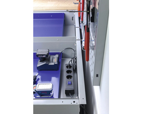 Banc de lucru cu prelungitor și scule