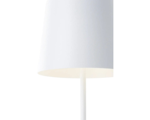 Prim-plan cu o lampă de masă cu abajur