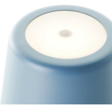Prim-plan cu o lampă de masă albastră cu lumina aprinsă
