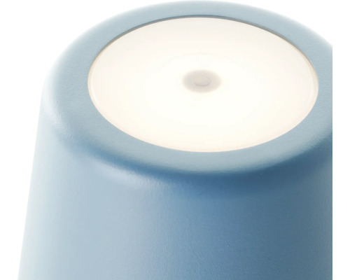 Prim-plan cu o lampă de masă albastră cu lumina aprinsă