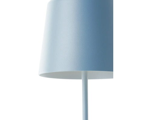 Prim-plan cu o lampă de masă cu abajur