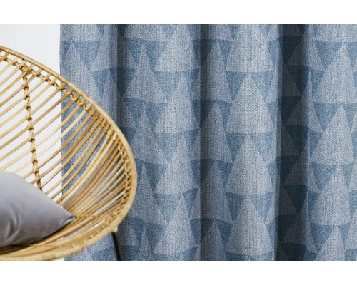 Material decorativ cu model triunghiular și scaun de ratan