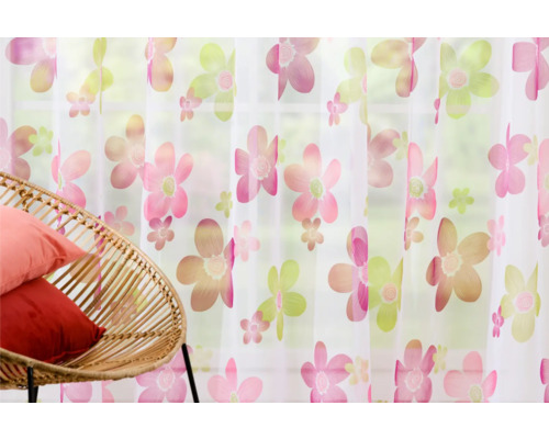 Șaluri decorative cu model floral în fața unei ferestre