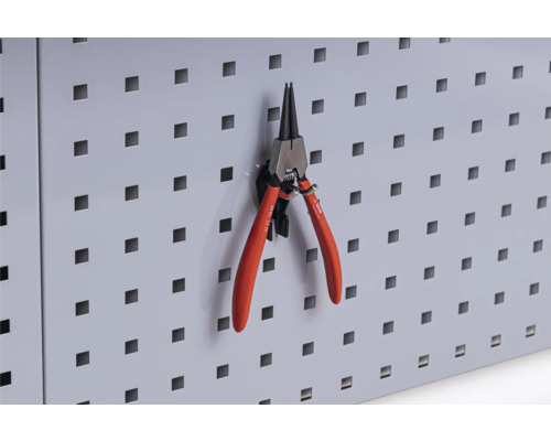 Clește pentru inele de siguranță pe un panou perforat