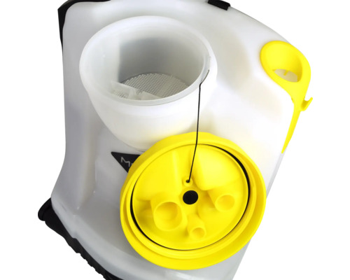 Vizualizare detaliată a unui pulverizator de protecție a plantelor cu pâlnie de umplere și capac de rezervor deschis