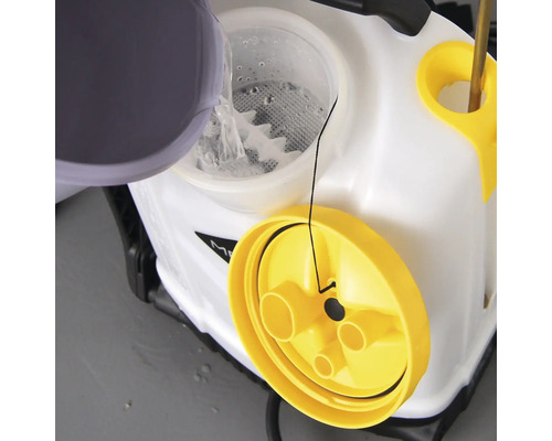 Umplere pulverizator de grădină cu lichid