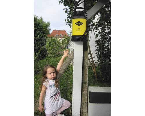 Pulverizator galben sub presiune cu o capacitate de 5 litri marca Mesto, fixat pe un stâlp.