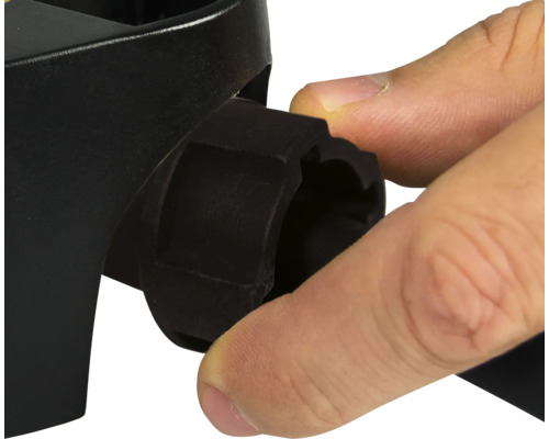 Prim-plan cu o persoană care fixează o componentă pe o altă componentă