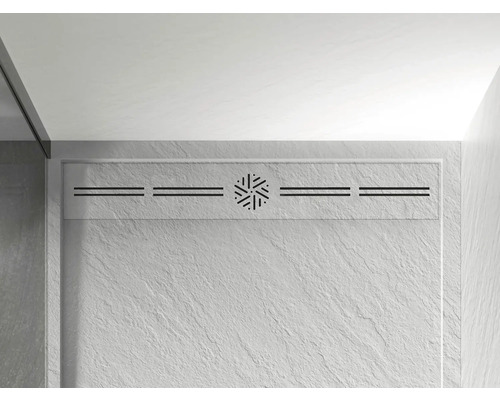 Prim-plan cu rigolă de duș cu acoperire liniară și model