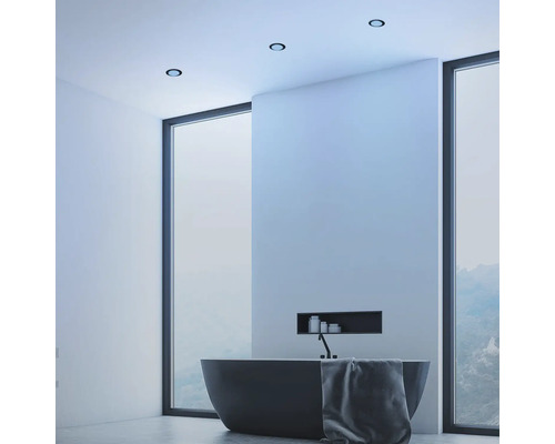 Baie modernă cu cadă independentă, spoturi de tavan și fereastră mare