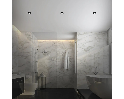 Baie modernă cu pereți de marmură, duș, cadă, lavoar și spoturi de tavan