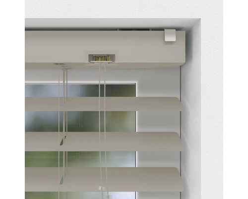 Imagine detaliată a unei jaluzele orizontale pe fereastră