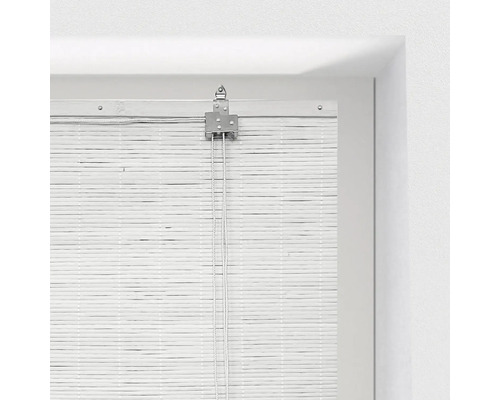 Rulou de bambus în rama ferestrei cu șnururi de tragere