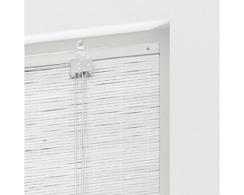 Imagine detaliată cu o jaluzea de bambus cu șnururi de tragere