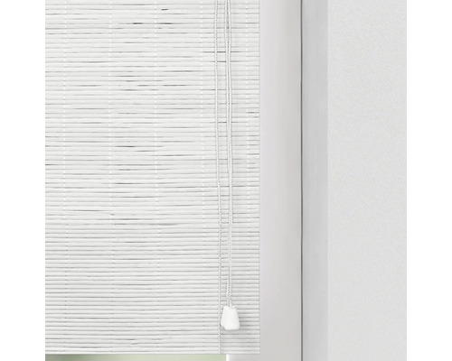 Imagine detaliată cu o jaluzea din bambus alb, cu șnur de tragere pentru decorarea ferestrelor.