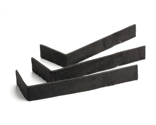 Trei profile unghiulare din cauciuc pe un fundal alb.