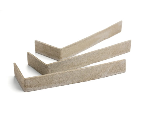 Trei profile de colț din material pietros pentru construcții interioare