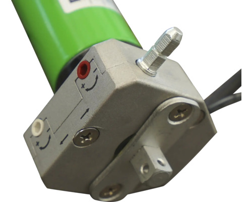 Detaliu al unui motor de rulou cu șuruburi de reglare