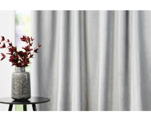 Șaluri decorative în fața unei ferestre cu o vază pe o masă