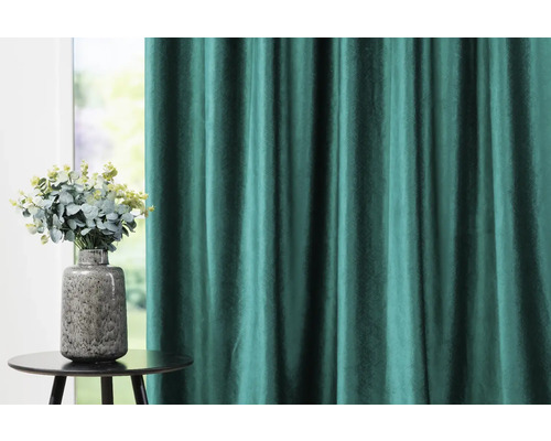 Cortină decorativă pentru fereastră lângă o masă cu vază de flori.