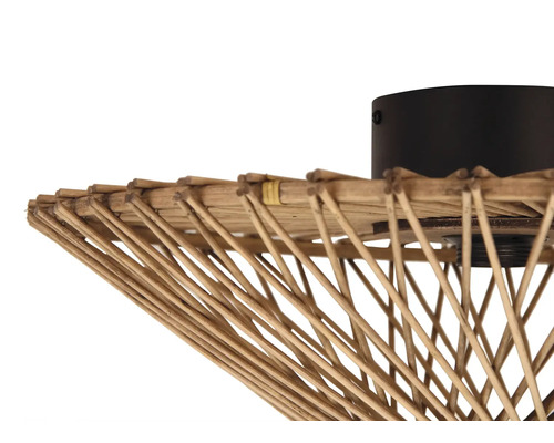 Prim-plan cu o plafonieră din ratan