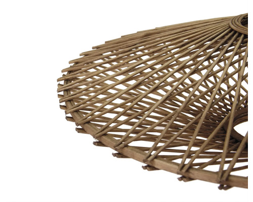 Prim-plan cu abajur din ratan