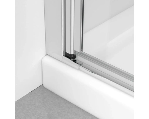 Imagine detaliată cu o cabină de duș cu ușă glisantă și elemente metalice