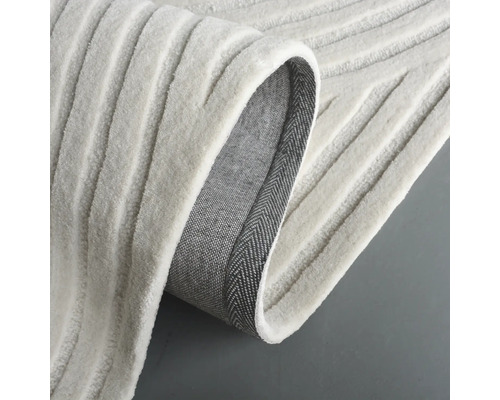 Imagine detaliată cu un covor de culoare deschisă cu textură striată.