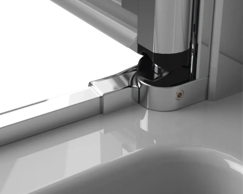 Prim-plan cu elementul cabinei de duș cu feronerie cromată